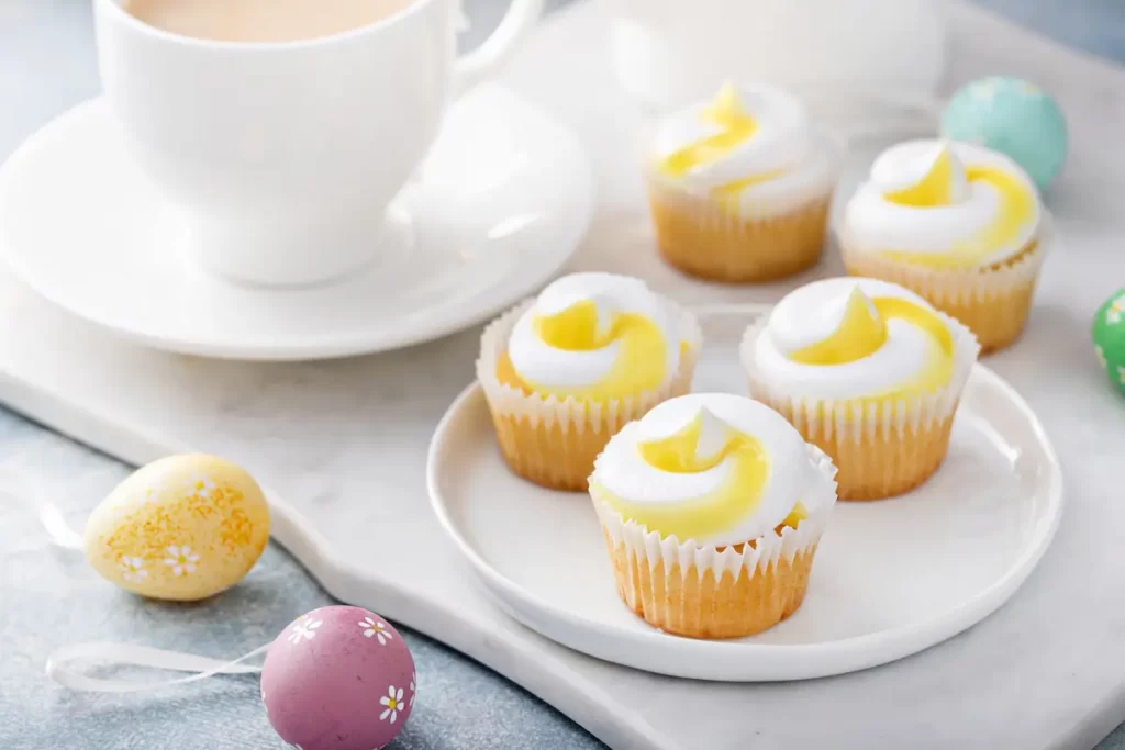 cupcakes au citron pour paques sur une assiette blanche